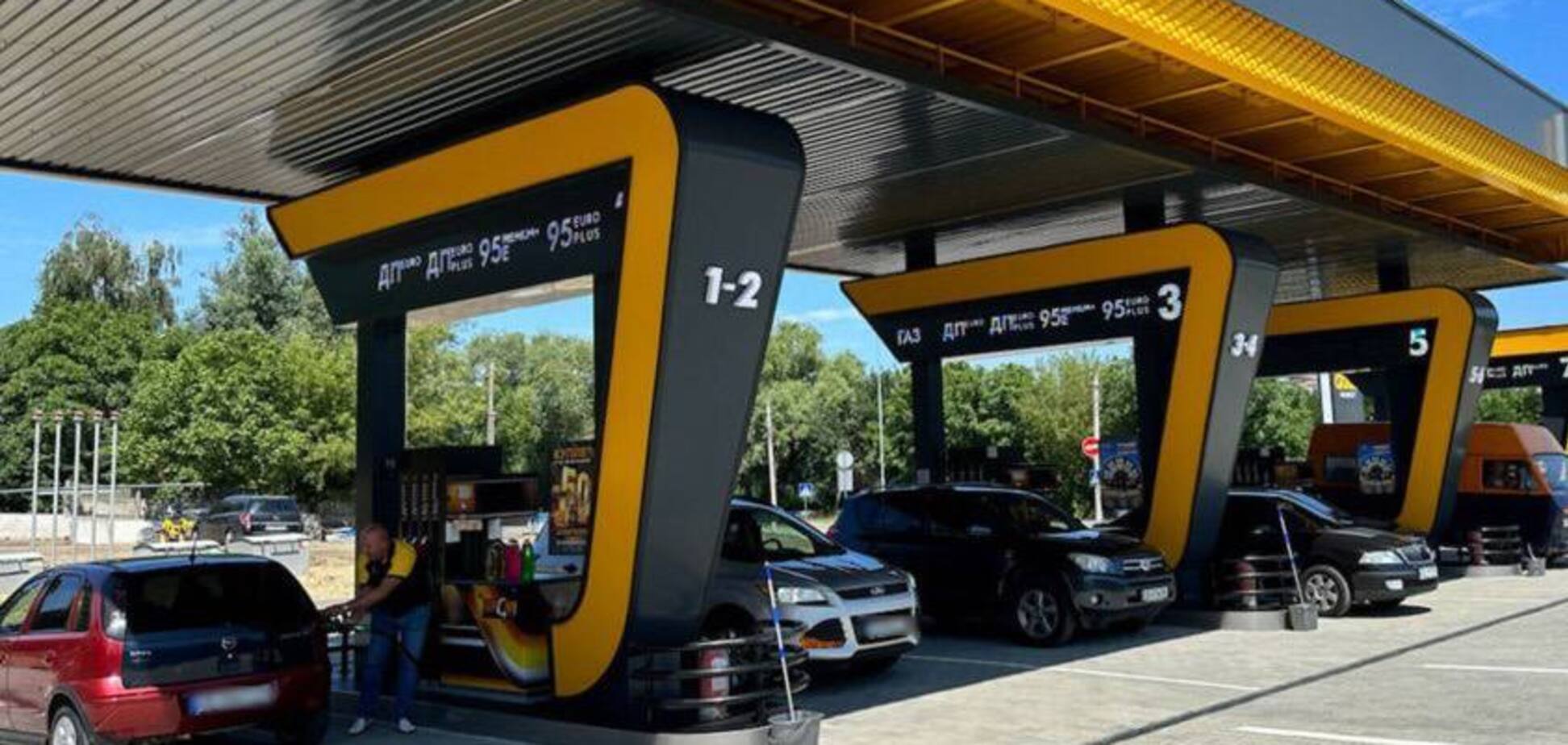 Минимум два месяца удерживайтесь от покупки 'дешевого' горючего: эксперт дал советы в связи с переходом на спиртовой бензин