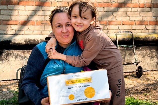 В прифронтовой Святогорской громаде люди получили продуктовые наборы от Фонда Рината Ахметова