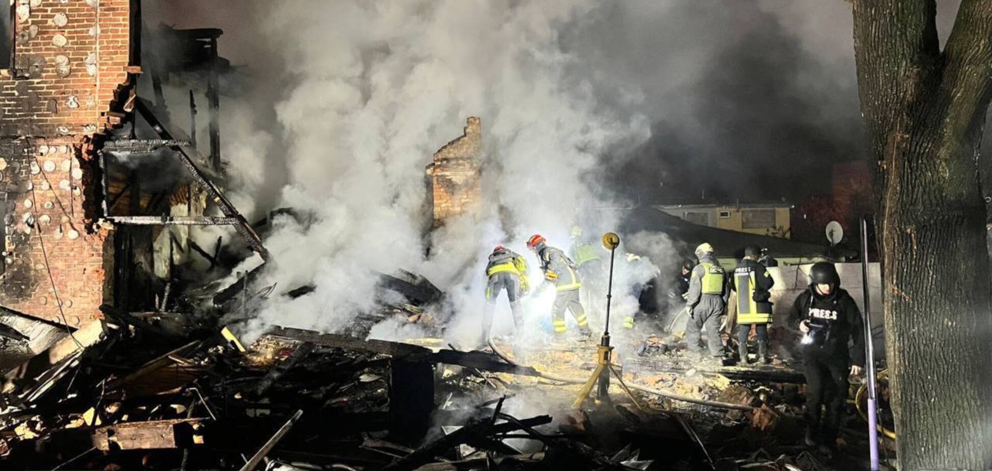 'Не знаю, что с моим сыном, квартира выгорела полностью': женщина, чудом выжившая во время удара РФ по Харькову, рассказала о трагедии