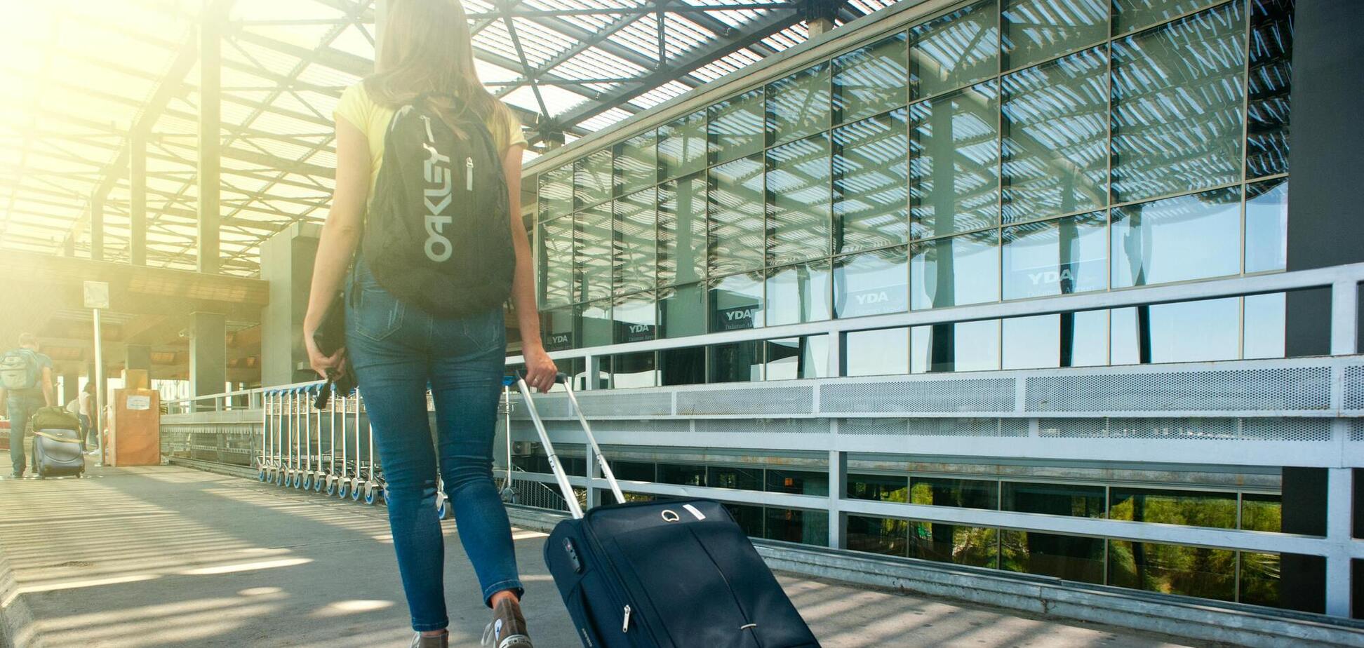 Иллюстративное фото, женщина с чемоданом в аэропорту