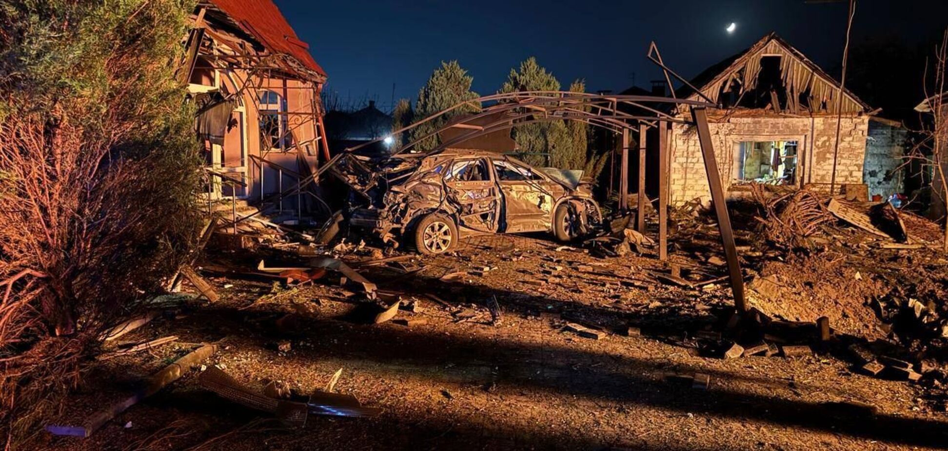 Окупанти атакували Дніпро дронами: пошкоджено будівлю обласної ради, є постраждалі. Фото