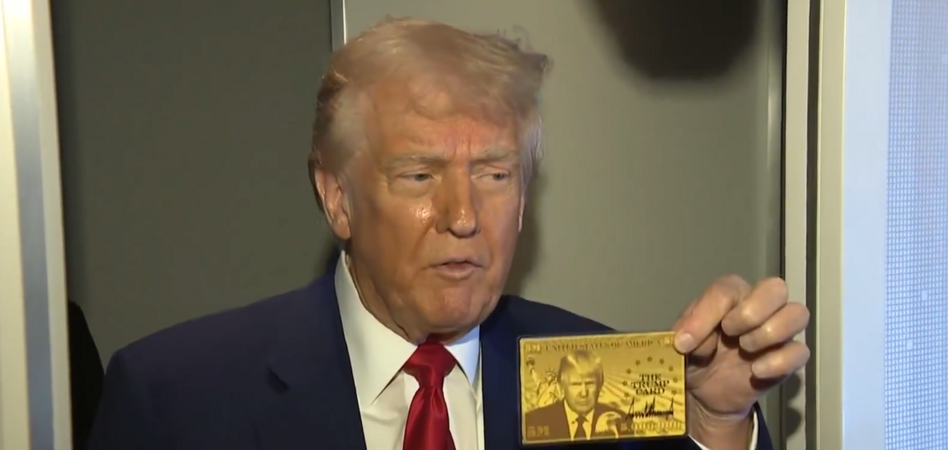 Трамп показал 'золотую карту' со своим портретом