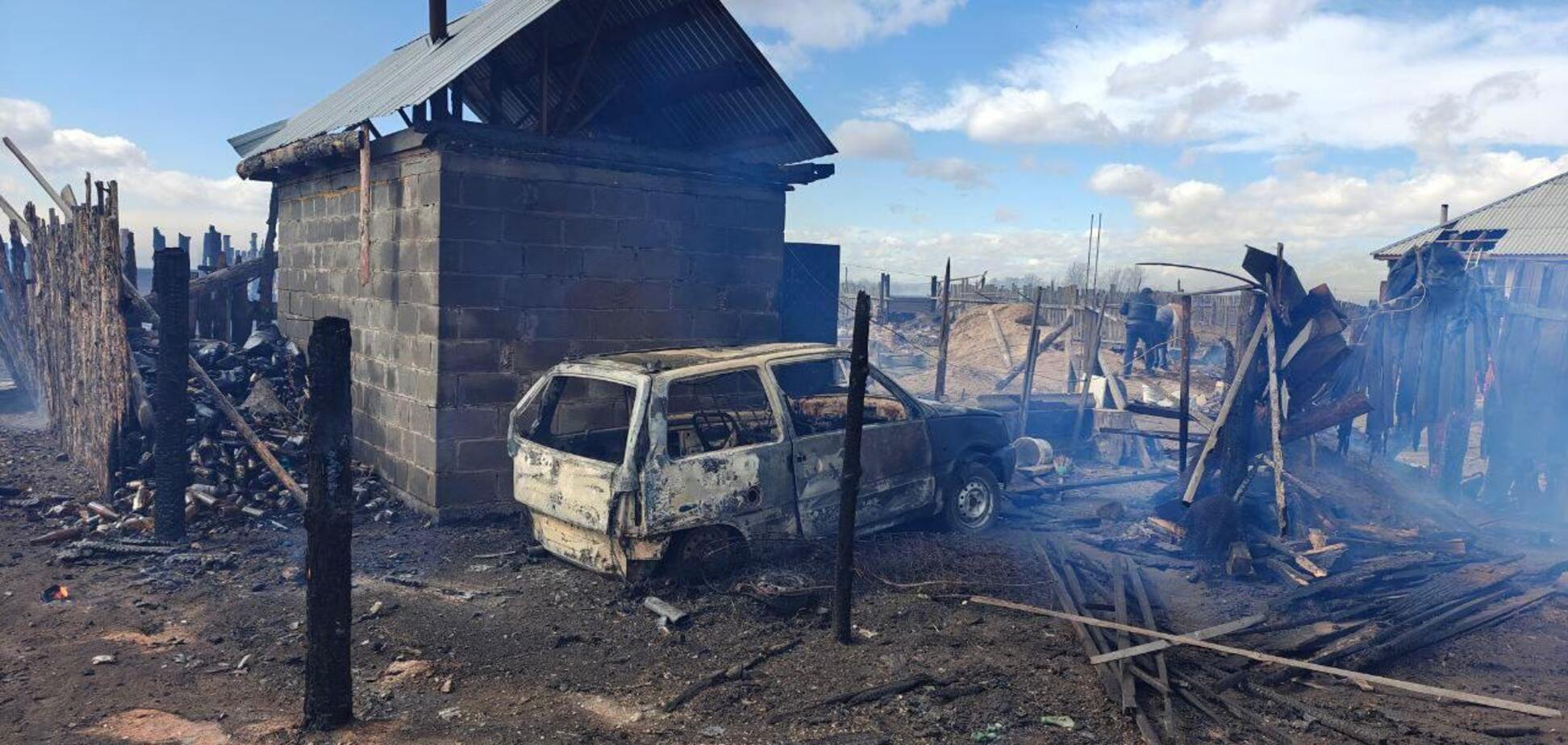 'Тотальний жах': потужні пожежі у Сибіру викликали істерику у росіян, горять житлові будинки. Фото та відео