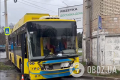 У Києві водієві тролейбуса стало зле за кермом: транспорт зачепив стовп та зупинився на тротуарі. Фото та відео