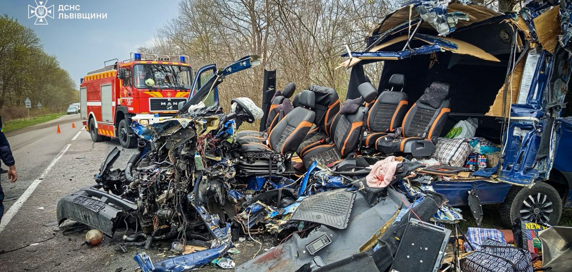 На Львовщине столкнулись микроавтобус и автовоз: в ужасном ДТП погибли два человека, есть пострадавшие. Фото
