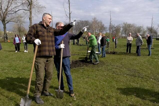 Виталий Кличко с представителями посольств высадили 50 деревьев в Киеве на острове Оболонском