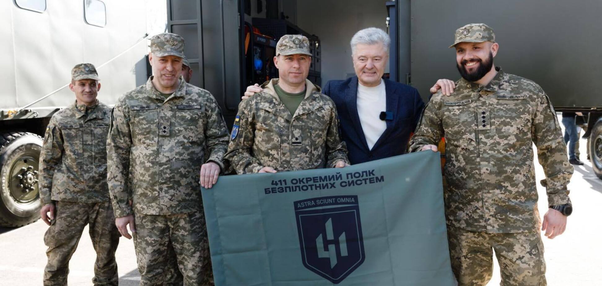 Уже сегодня они вернутся с техникой на фронт: Порошенко передал помощь для 10 бригад ТрО с разных участков передовой