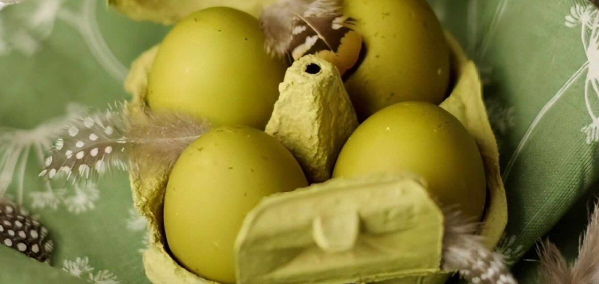 Как без химии покрасить яйца в оливковый цвет: лайфхак к Пасхе