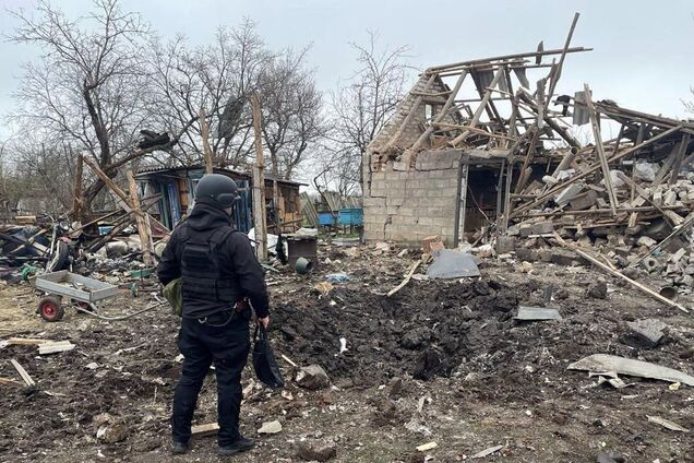 Захватчики забросали авиабомбами Донетчину: есть раненые, разрушены десятки домов. Фото