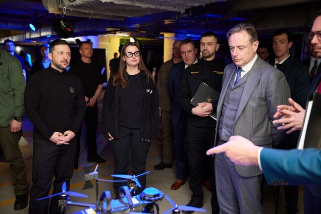 Зеленський з де Вевером відвідали виробництво українських дронів і бойових роботів. Відео
