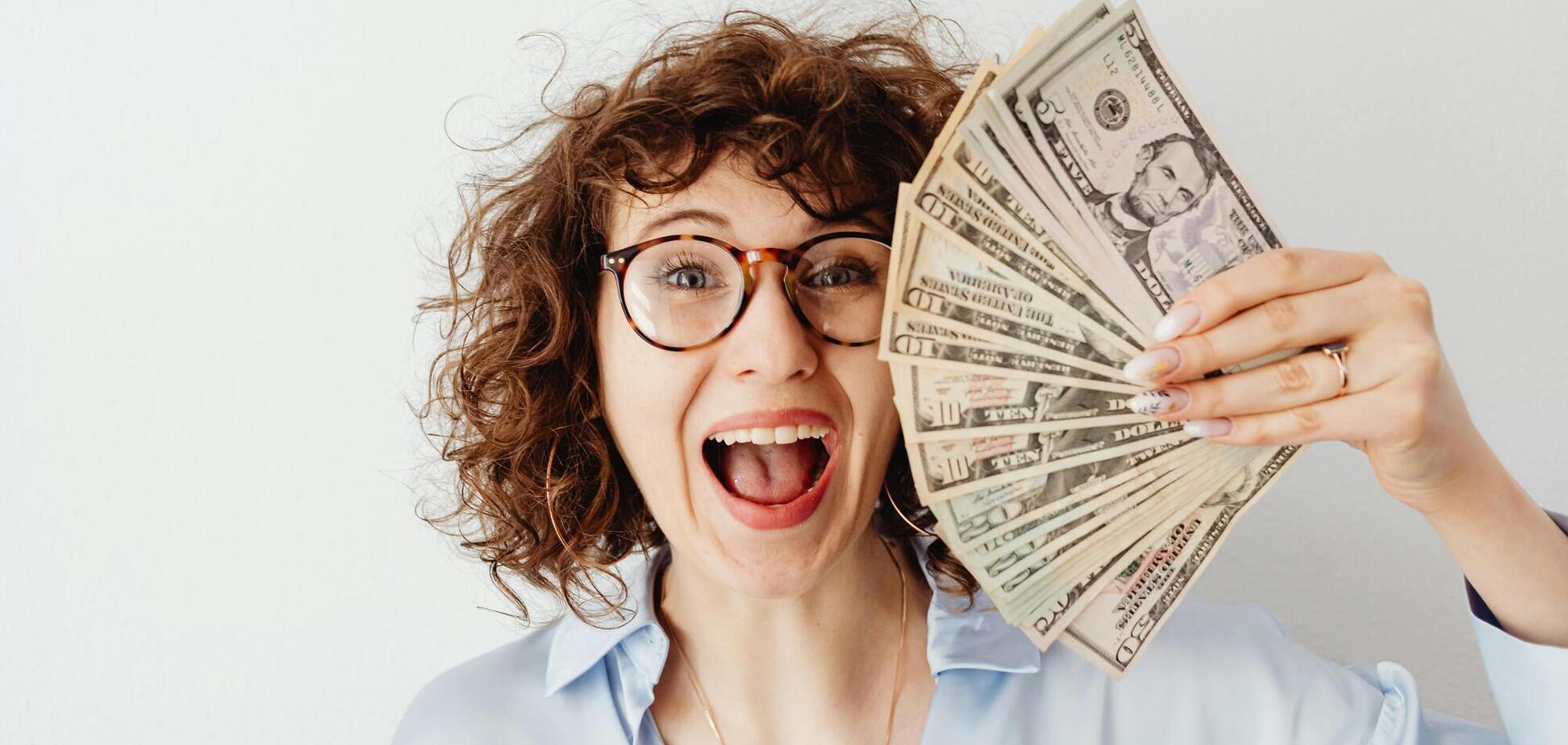 Иллюстративное фото. Женщина с деньгами