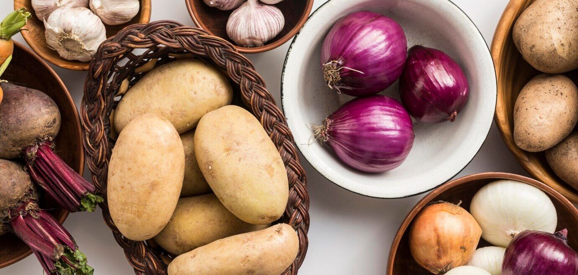 Овощи быстро испортятся и заплесневеют: как не следует хранить картофель и лук