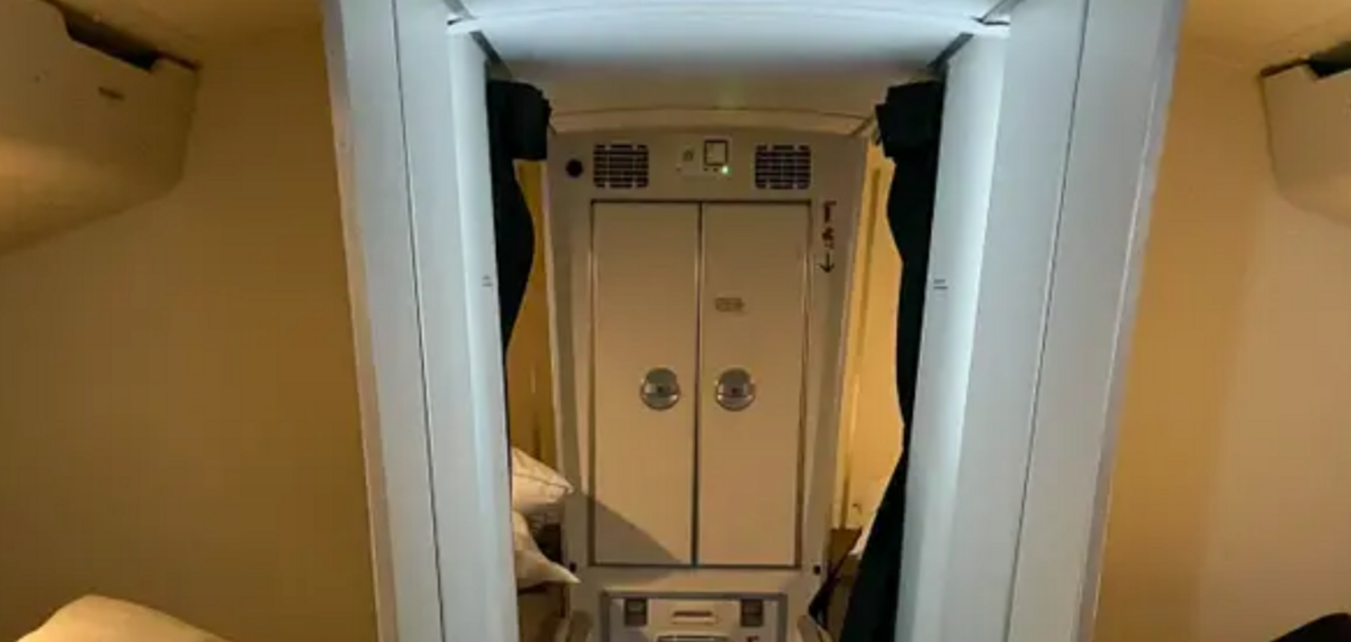 Таємна 'кімната' для бортпровідників: як виглядає 'секретне' місце в літаку, про яке не знають пасажири. Фото