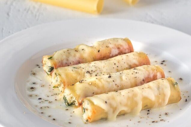 Краще за звичні макарони: як смачно приготувати канелоні з сиром та помідорами на обід