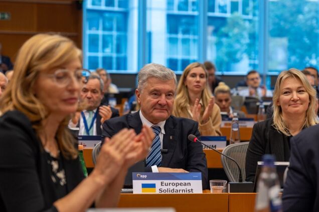 Все необходимые документы заранее направили спикеру: 'ЕС' напомнила Стефанчуку о его обязанности вовремя подписать командировку Порошенко