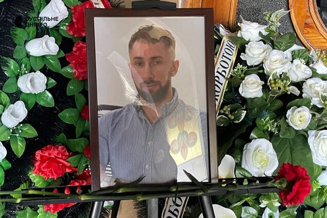 'Це дуже велика втрата для нас усіх': у Кривому Розі прощаються з чоловіком, який згорів в авто через удар РФ. Фото