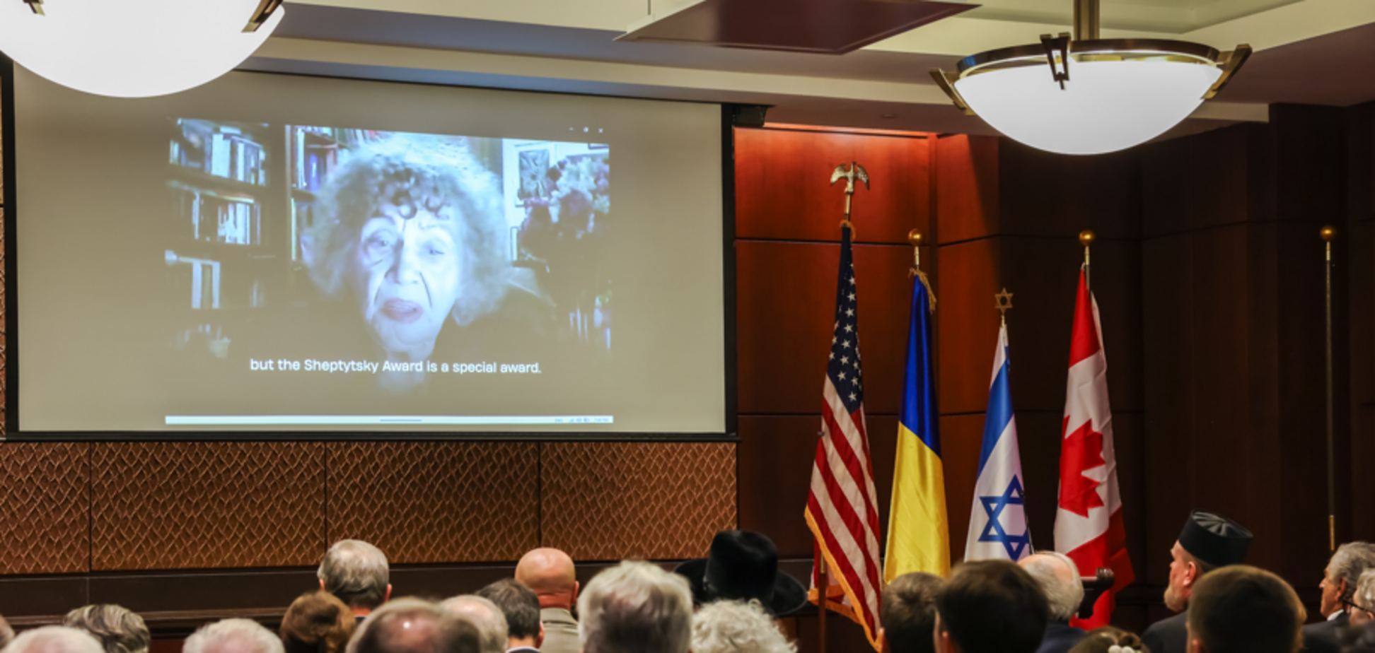 Лина Костенко на вручении медали Шептицкого: главное – не встать на сторону чумы, но и не стать жертвами