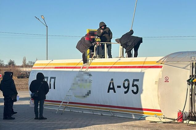 На АЗС украинцам вместо бензина заливали фальсификат