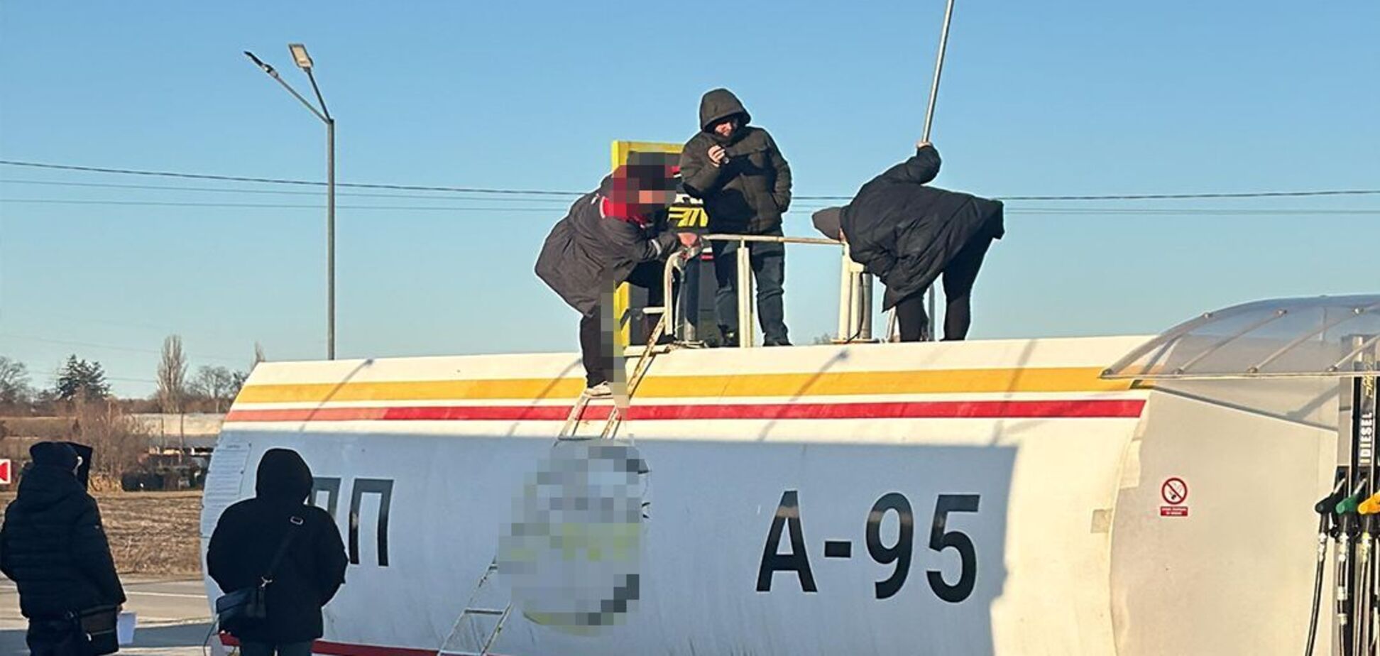 На АЗС українцям замість бензину заливали фальсифікат