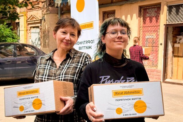 Переселенці з Бахмутської громади у Харкові отримали допомогу від Фонду Ріната Ахметова