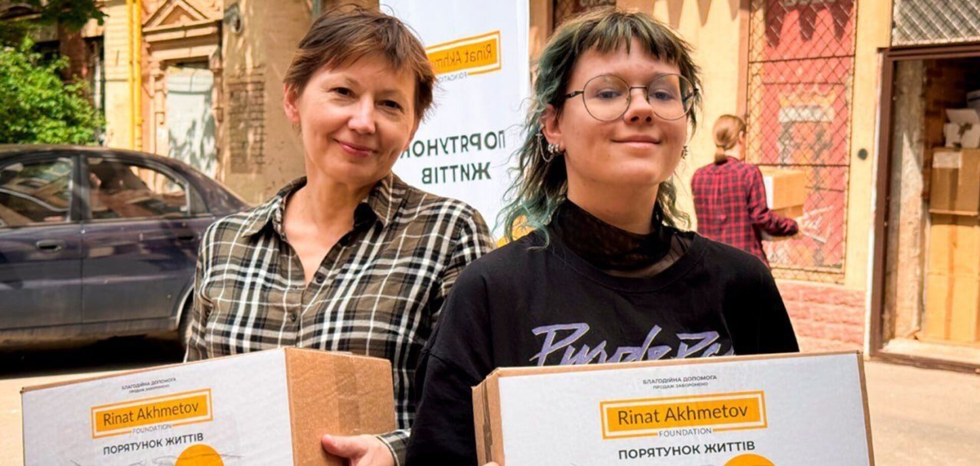 Переселенці з Бахмутської громади у Харкові отримали допомогу від Фонду Ріната Ахметова