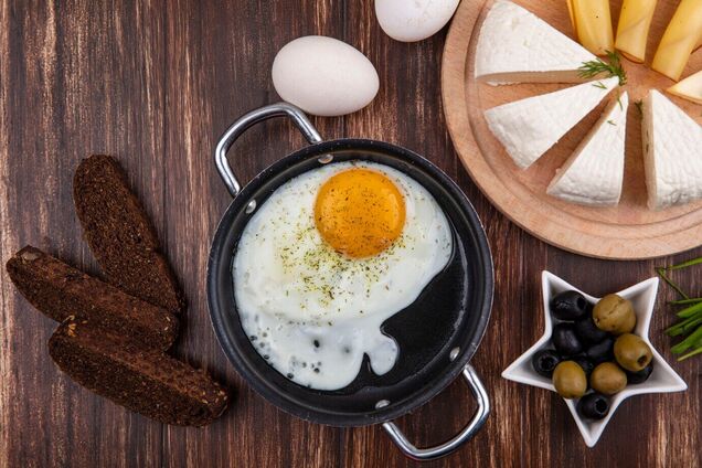 Яичница получится более вкусной, если перестать готовить ее с одним ненужным ингредиентом: о чем идет речь