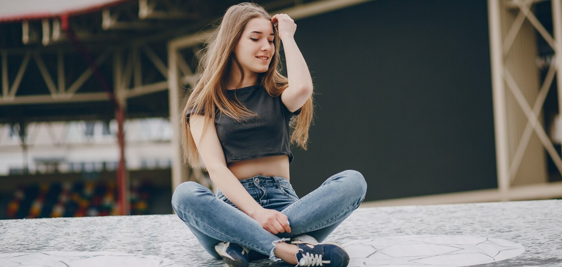 Без дыр и потертостей: какие джинсы будут модными летом