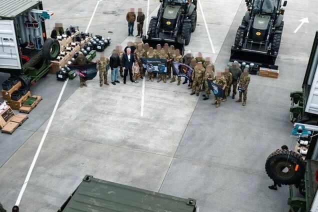 Порошенко передав бійцям ССО дрони на оптоволокні, екскаватори і шиномонтажні комплекси