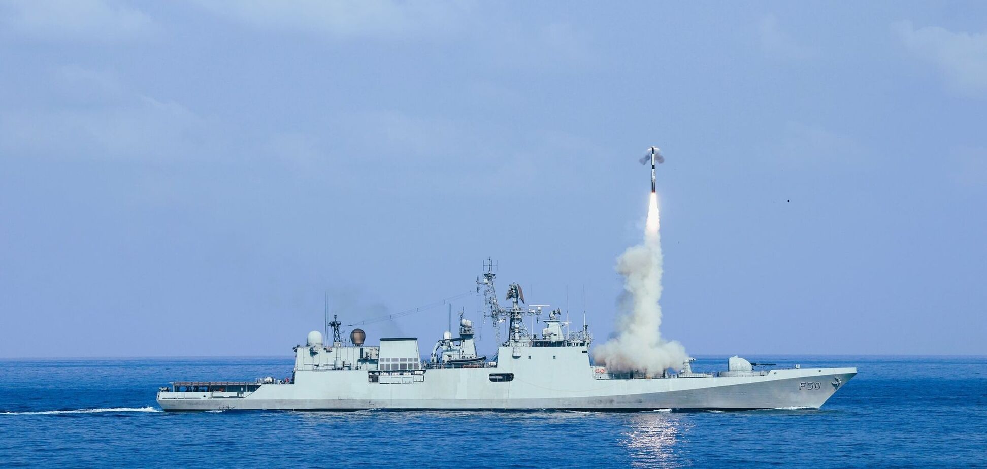 Ситуация накаляется: Индия направила к побережью Пакистана корабли с ракетами, под ударом важный порт