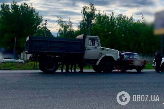 Под Киевом грузовик протаранил легковушку, есть пострадавший. Фото и подробности