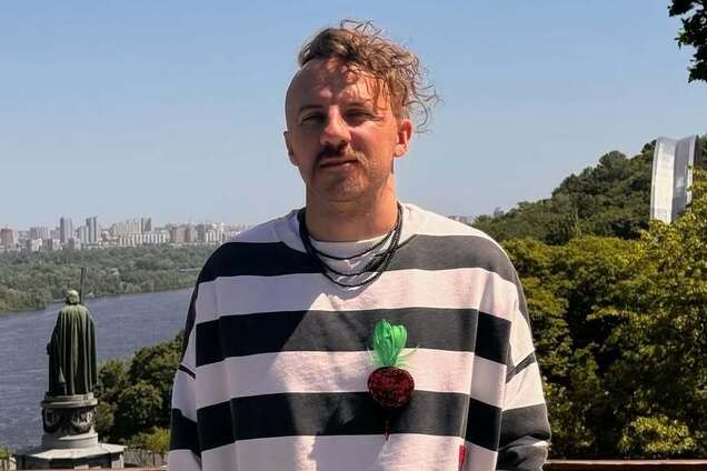 Євген Клопотенко показав свою квартиру в центрі Києва: найбільший телевізор в Україні, колекція спідниць і шоколад із мертвих бджіл