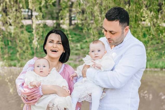 Зірка 'МастерШеф' Ліза Глінська похрестила донечок-двійнят і показала фото з таїнства