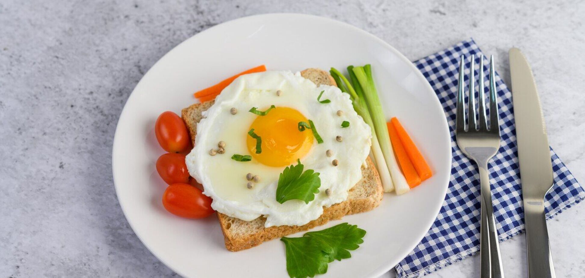 На чем лучше жарить яичницу вместо масла: неожиданный ответ