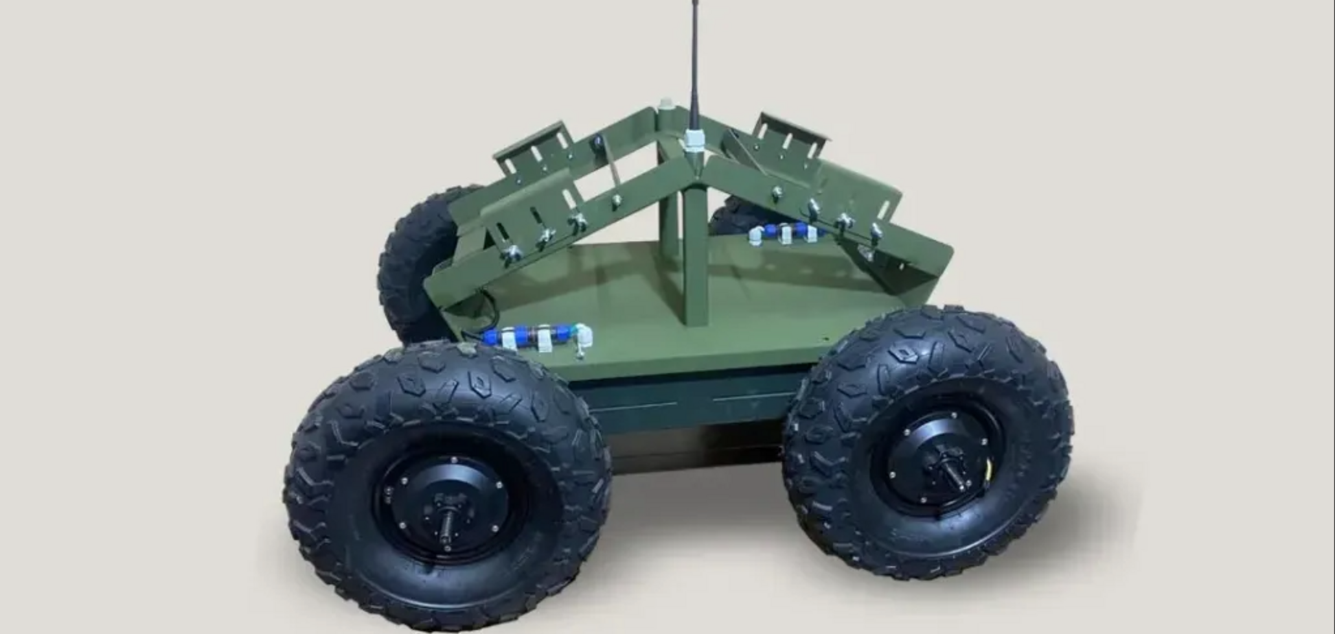 Способны работать в зоне действия РЭБ: Минобороны допустило к эксплуатации наземный робот 'Спайдер'