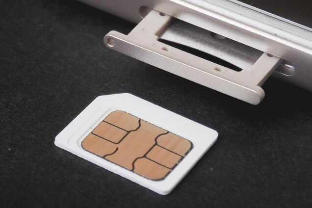 SIM-карта и смартфон. Иллюстрация