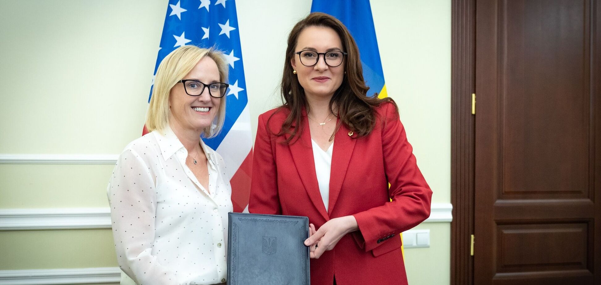 Юлія Свириденко та Джулі Девіс під час передачі ноти про угоду про надра