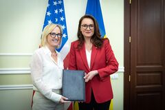 Юлия Свириденко и Джули Дэвис во время передачи ноты про соглашение о недрах