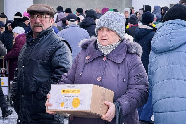 'Ми ділимося продуктами з іншими': мешканці прифронтового Білозерського на Донеччині отримали допомогу від Фонду Ріната Ахметова