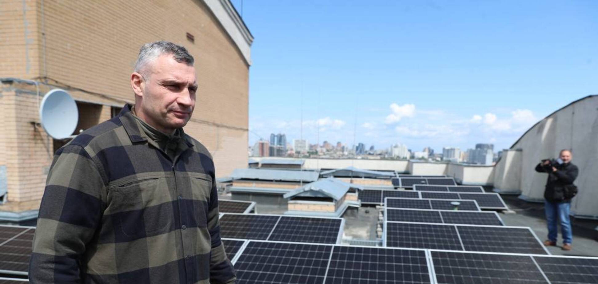 Кличко осмотрел энергоустойчивый дом в Голосеевском районе Киева с мощной солнечной электростанцией. Фото