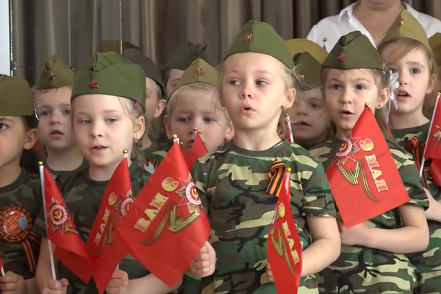 Дети в России празднуют День победы