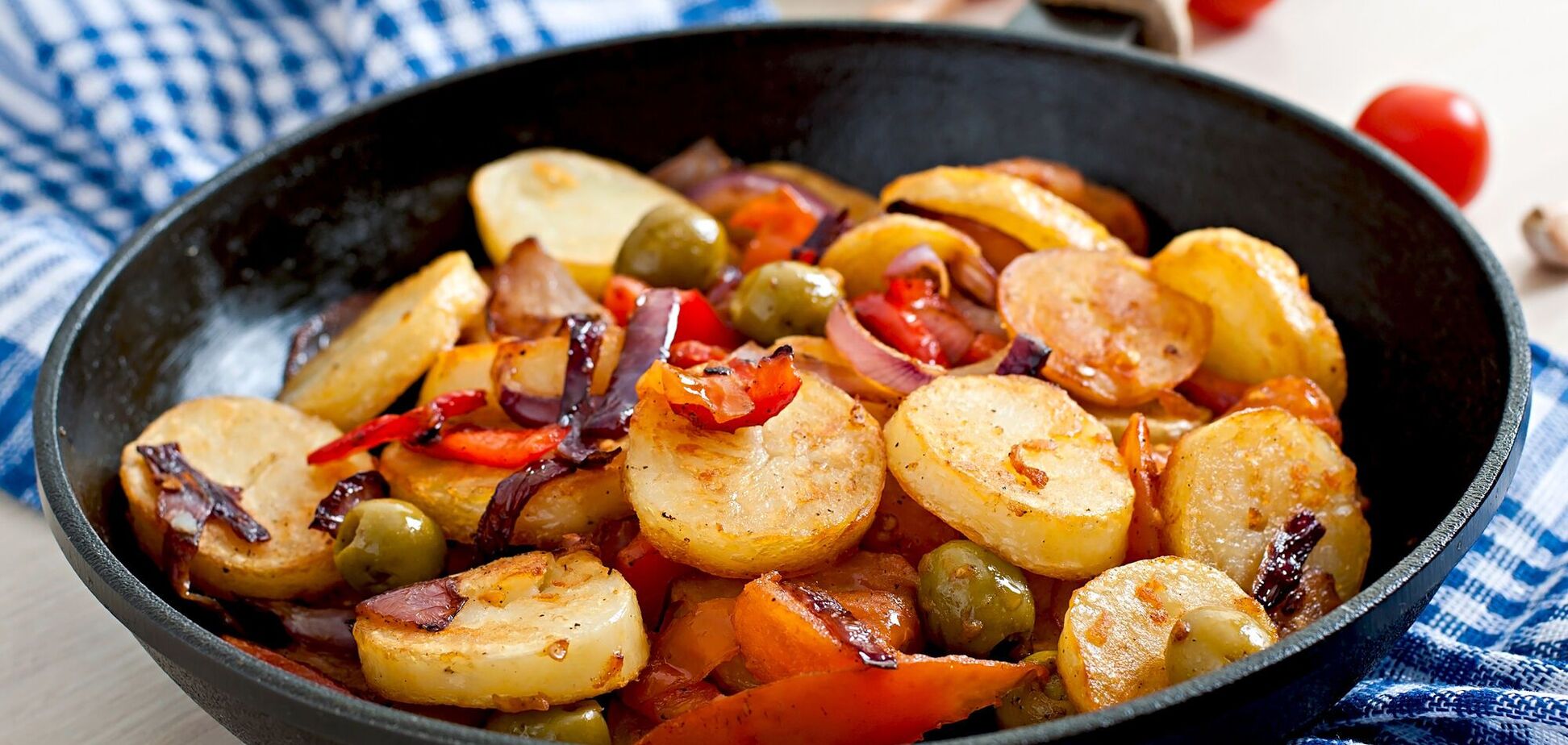 С чем вкусно потушить картошку на обед: получится бюджетно и сытно