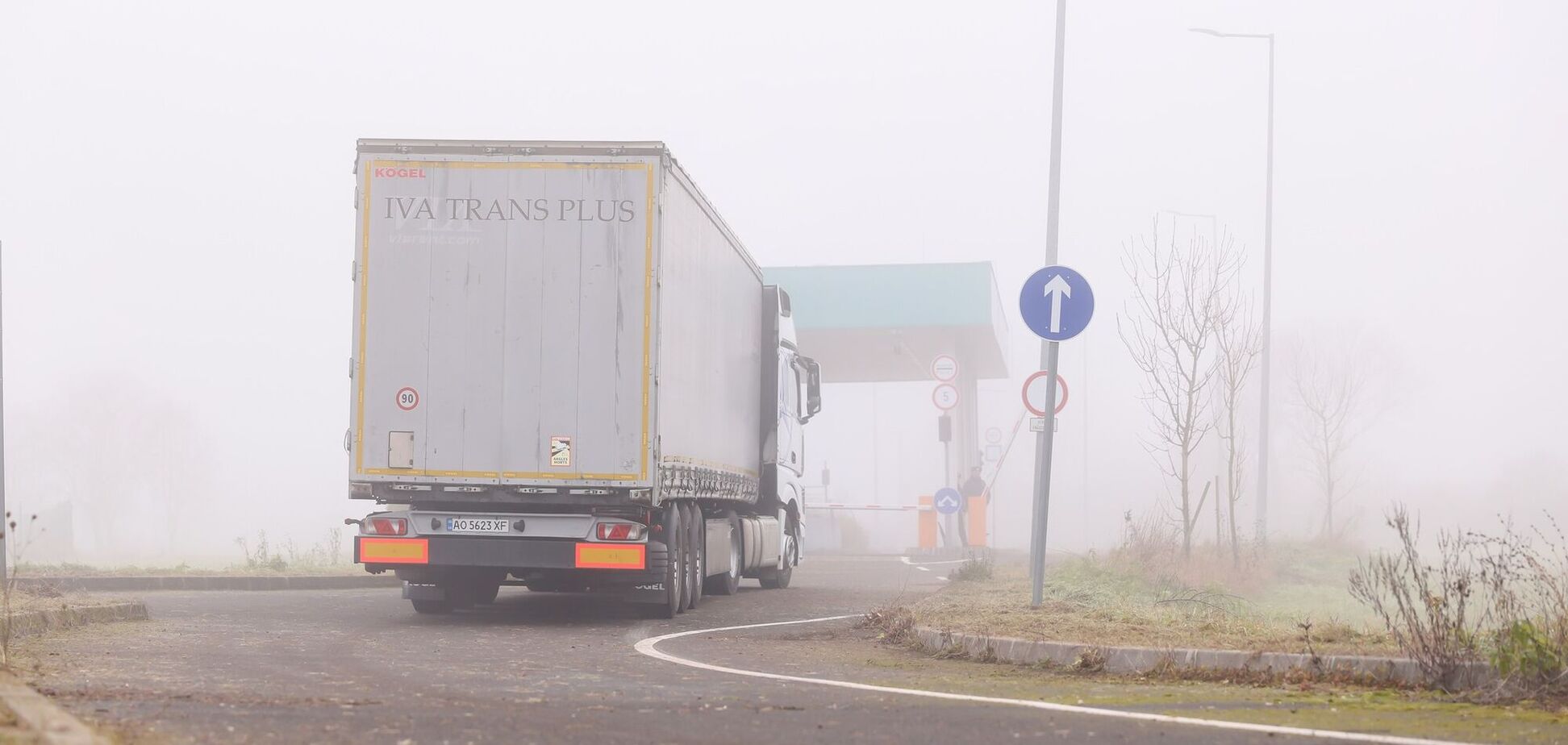 Иллюстрация - большегрузный автомобиль стоит перед пунктом пропуска