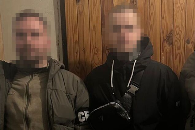 В Киеве СБУ задержала вражеского пособника: должен был распространять листовки с фейками кремлевской пропаганды. Фото и видео