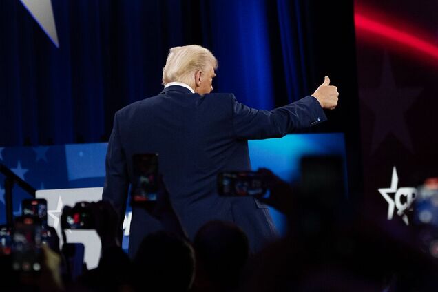 Иллюстрация - Дональд Трамп показывает большой палец на конференции CPAC