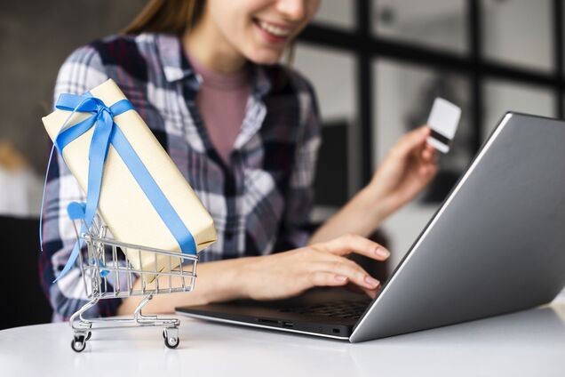 Иллюстрация - женщина покупает товары в интернет-магазине