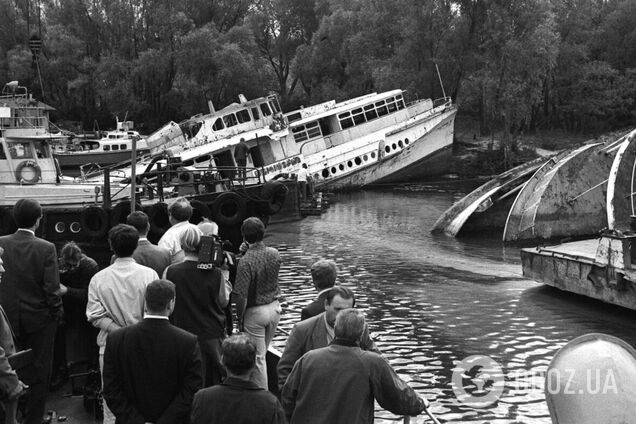 В сети вспомнили, как в Киеве 29 лет назад начали очищать Днепр от затопленных судов. Уникальные фото