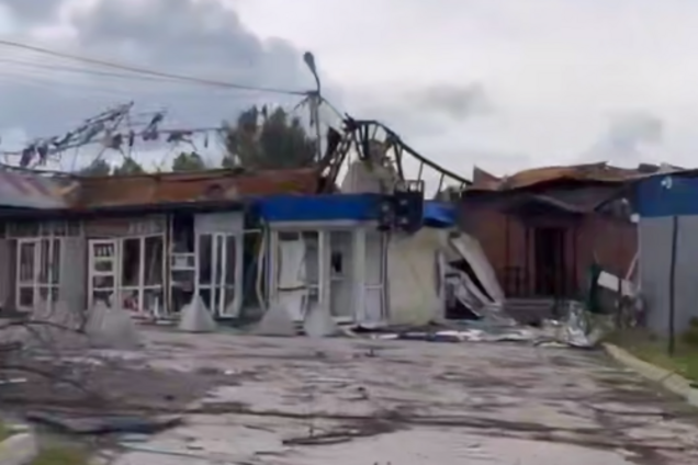 Год назад там кипела жизнь: в сети показали, как выглядит рынок в изуродованном оккупантами Покровске. Видео