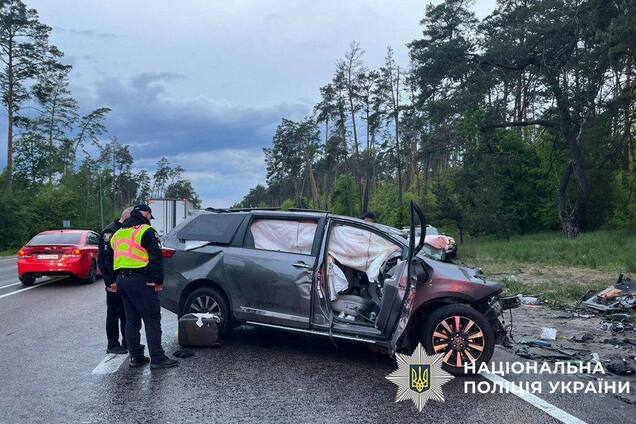 На Гостомельском шоссе на Киевщине произошло жуткое ДТП: есть погибшие и пострадавшая. Фото и видео