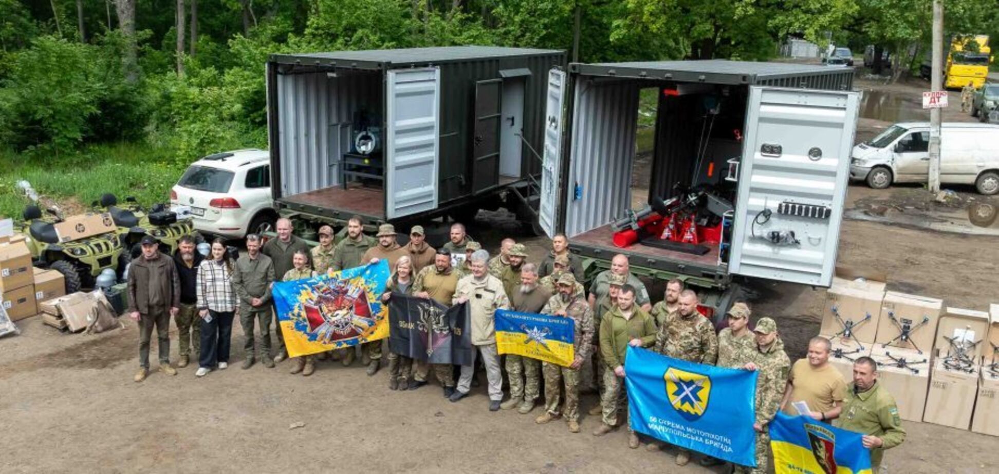 'ЗСУ – головний аргумент в переговорах': Порошенко передав Силам оборони нову партію допомоги