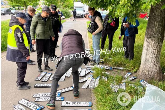 В Киеве на Оболони неизвестный вандал посрывал номерные знаки почти с 60 авто. Фото